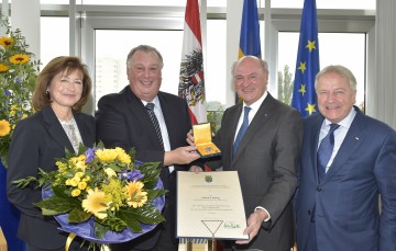 Überreichung des „Großen Goldenen Ehrenzeichens für Verdienste um das Bundesland Niederösterreich“: Monika Ludwig, Alfred „Gigi“ Ludwig, Landeshauptmann Dr. Erwin Pröll und ÖFB-Präsident Dr. Leo Windtner.