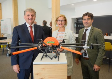 Neuer RWA-Campus Korneuburg bietet Open Office Space für Start-Ups. Im Bild: Generaldirektor Reinhard Wolf, Landeshauptfrau Johanna Mikl-Leitner und Bürgermeister Christian Gepp (v.l.n.r.) mit einer neuartigen Drohne 