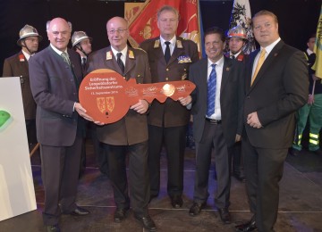 Übergabe des Schlüssels an die Freiwillige Feuerwehr: Landeshauptmann Dr. Erwin Pröll, FF-Kommandant Brandrat Erhard Schaden, Landesfeuerwehrkommandant-Stellvertreter Armin Blutsch, Bürgermeister Fritz Blasnek und Vizebürgermeister Mag. Helmut Syrch. (v.l.n.r.)