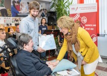 Landesrätin Christiane Teschl-Hofmeister und Peter Engelbrechtsmüller bei der Verleihung des AUVA-„Back to Life“-Awards an Franz Kößl