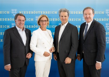 Von links nach rechts: WKNÖ-Präsident Wolfgang Ecker, Landeshauptfrau Johanna Mikl-Leitner, IVNÖ-Präsident Thomas Salzer und Wirtschaftsforscher Christian Helmenstein.