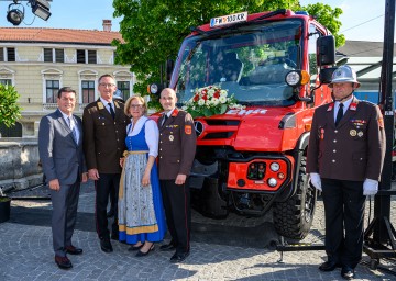 Übergabe und Weihe von neuem Unimog-Fahrzeug der Feuerwehr Langenlois: Bürgermeister Harald Leopold, Landesfeuerwehrkommandant-Stellvertreter Martin Boyer, Landeshauptfrau Johanna Mikl-Leitner und Kommandant Helmut Mold (von links) 