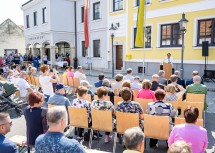 Landeshauptfrau Johanna Mikl-Leitner bei ihrer Festrede am Hauptplatz in Au, direkt vor der neu errichteten Tagesbetreuungseinrichtung.