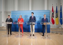 Bei der Pressekonferenz im NÖ Landhaus, im Bild von links nach rechts: Landesrat Ludwig Schleritzko, Landeshauptfrau Johanna Mikl-Leitner, LH-Stellvertreter Udo Landbauer und Landesrat Christoph Luisser.
