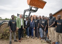 LH-Stellvertreter Stephan Pernkopf, die Gründerin der Foundation „Sauti Kuu“ Auma Obama und Schirmherrin Doris Schmidauer mit den kenianischen Jugendlichen, die vier Wochen lang in der HBLFA Francisco Josephinum Wieselburg in den Bereichen nachhaltige Lebensmittelproduktion und –verarbeitung und neue landwirtschaftliche Technologien geschult werden.