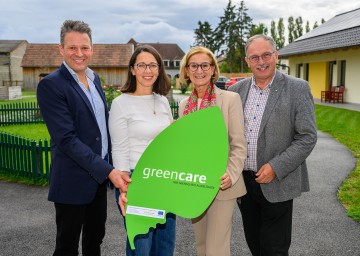 Beim Green Care-Betrieb „Sonnenplatzerl“ in Maria Roggendorf (v.l.): Green Care-Geschäftsführer Günther Mayerl, Christa Schwinner, Landeshauptfrau Johanna Mikl-Leitner und Bürgermeister Richard Hogl.