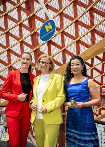 Präsentierten die kulturelle Bespielung des Österreich-Pavillons im Rahmen einer Delegationsreise im heurigen Mai: Landeshauptfrau Johanna Mikl-Leitner mit Dorothy Khadem-Missagh (Intendantin Beethoven-Festival) und Bösendorfer-Ambassador Tomoka Mayeda.