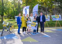 Landeshauptfrau Johanna Mikl-Leitner und Landesrat Ludwig Schleritzko und Radland-Geschäftsführerin Susanna Hauptmann mit Partnern der Kampagne und Kindern.