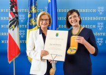 Andrea Reithmayer erhielt das Silberne Komturkreuz des Ehrenzeichens für Verdienste um das Bundesland Niederösterreich.