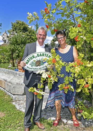 Landesrat Karl Wilfing übergibt Eva Fexa die 15.000-ste „Natur im Garten“-Plakette