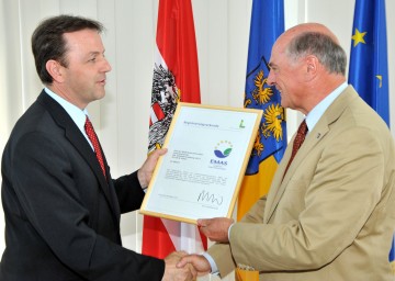 Bundesminister DI Nikolaus Berlakovich überreichte das EMAS-Zertifikat an Landeshauptmann Dr. Erwin Pröll.