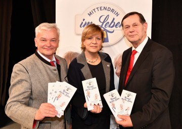 Foto (v.l.n.r.): Herbert Nowohradsky, Landesobmann der NÖ Senioren, Senioren-Landesrätin Mag. Barbara Schwarz und Dr. Hannes Bauer, Landespräsident des Pensionistenverbands NÖ, präsentieren die neue Senioren-Broschüre für Hilfestellungen beim Arztbesuch.