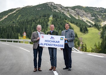 Im Bild von links nach rechts: Ing. Friedrich Fahrnberger (Bürgermeister von Göstling/Ybbs), Tourismuslandesrat Jochen Danninger, DI Josef Decker (NÖ Straßenbaudirektor)