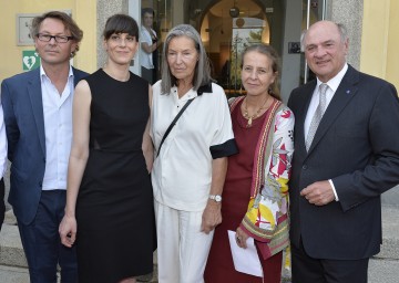 LH Dr. Erwin Pröll eröffnete die Sommerausstellungen der Kunsthalle Krems. Im Bild mit Hans-Peter Wipplinger, Stephanie Damianitsch, Elfie Semotan und Brigitte Borchhardt-Birbaumer (v.l.n.r.)
