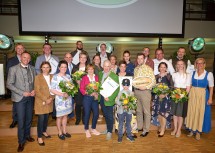 Die Siegerinnen und Sieger der Top-Wirt-Veranstaltung mit den Ehrengästen, an der Spitze Landeshauptfrau Johanna Mikl-Leitner, Landesrat Jochen Danninger und Staatssekretärin Susanne Kraus-Winkler.