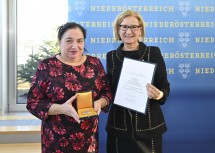 Ehrenzeichen-Überreichung in St. Pölten: Landeshauptfrau Johanna Mikl-Leitner mit der Schauspielerin und Universitätsprofessorin Maria Happel, künstlerische Leiterin der Festspiele Reichenau.