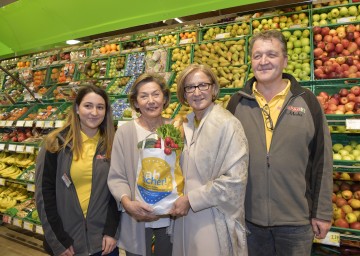 Beim Nahversorger der Familie Mohr in St. Pölten: Martina Mohr, Wirtschaftskammerpräsidentin Sonja Zwazl, Landeshauptfrau Johanna Mikl-Leitner und Johann Mohr (v.l.n.r.)