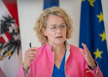 Bildungslandesrätin Christiane Teschl-Hofmeister informiert in der Presskonferenz über den Start zur Beantragung des Blau-Gelben Schulstartgeldes ab 16. August.
