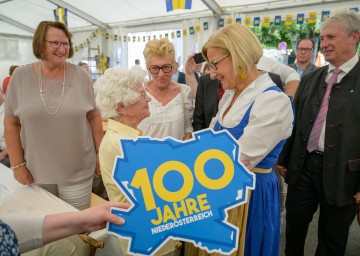 Landeshauptfrau Johanna Mikl-Leitner mit einem ganz besonderen Ehrengast des Festaktes in Bruck, der 101-jährigen Anna Windholz.