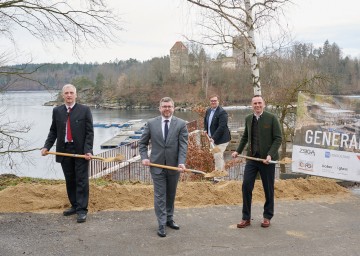 Im Bild von links nach rechts: Bürgermeister Gerhard Wandl, Landesrat Ludwig Schleritzko, Hunor Ince und  Landesrat Jochen Danninger