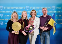 (v.l.) Die Gewinnerinnen des Wettbewerbes „Dein Lied für Niederösterreich“ Annie Gschwandtner und Birgit Trauner alias „Bauchgefühl“ mit Landeshauptfrau Johanna Mikl-Leitner und Norbert Trauner, der die Präsentation des Siegertitels „Ham kumma“ mit der Klarinette unterstützte.