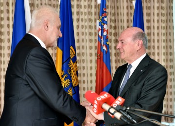 Landeshauptmann Dr. Erwin Pröll mit dem neu gewählten Kreishauptmann von Südmähren, JuDr. Bohumil Simek.