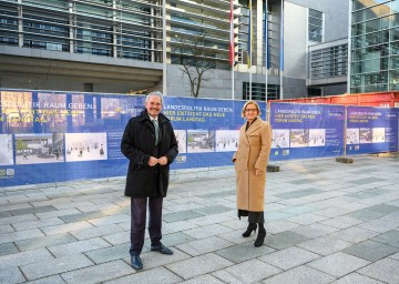 Landtagspräsident Karl Wilfing und Landeshauptfrau Johanna Mikl-Leitner gaben den Startschuss zur Errichtung des neuen Forum Landtag.