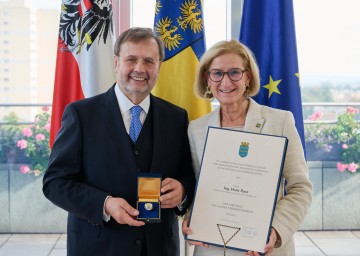 Ehrenring des Landes Niederösterreich für Landtagspräsident a. D. Hans Penz, überreicht von Landeshauptfrau Johanna Mikl-Leitner.