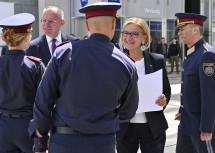 Bundesminister Gerhard Karner, Landeshauptfrau Johanna Mikl-Leitner und Landespolizeidirektor Franz Popp bei der Übergabe der Urkunden (v.l.n.r.).