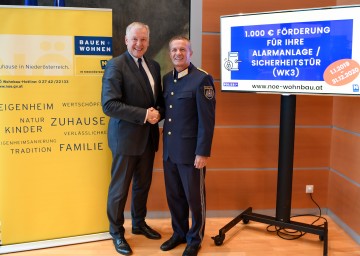 Wohnbau-Landesrat Martin Eichtinger und Landespolizeidirektor-Stellvertreter Generalmajor Franz Popp bei der Präsentation der neuen Förderung.