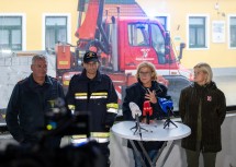Feuerwehrkommandant Dietmar Fahrafellner, Bürgermeister Bernhard Heinl, Landeshauptfrau Johanna Mikl-Leitner und Verteidigungsministerin Klaudia Tanner in Rust.