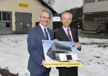 Freuen sich über das Neubauprojekt der NÖVOG am Alpenbahnhof in St. Pölten: Verkehrs-Landesrat Mag. Karl Wilfing und NÖVOG-Geschäftsführer Dr. Gerhard Stindl. (v.l.n.r.)