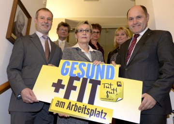 Pilotprojekt zur betrieblichen Gesundheitsförderung in der Gemeinde Kapelln gestartet: Bürgermeister Florian Baumgartner, Amtsleiter Alfred Staudinger, Moderatorin Heidemarie Fröhlich, Silvia Gölß vom Gemeindeamt, Arbeitskreisleiterin Petra Thoma und Landeshauptmann-Stellvertreter Mag. Wolfgang Sobotka (v.l.n.r.)