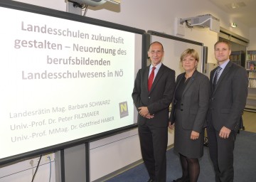 Informierten über die Neuordnung des berufsbildenden Landesschulwesens in Niederösterreich: Univ.-Prof. Dr. Peter Filzmaier von der Donau-Universität Krems, Bildungs-Landesrätin Mag. Barbara Schwarz und Univ.-Prof. MMag. Dr. Gottfried Haber von der Donau-Universität Krems. (v.l.n.r.)