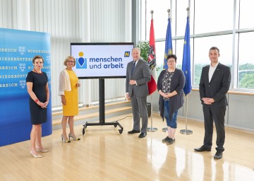 Katalin Szondy (Fachhochschule St. Pölten; von links), Landeshauptfrau Johanna Mikl-Leitner, Landesrat Martin Eichtinger, Bildungsberaterin Jeanette Hammer und Geschäftsführer Martin Etlinger (MAG Menschen und Arbeit) zogen Bilanz nach sechs Monaten Kompetenzkompass.