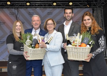 Landeshauptfrau Johanna Mikl-Leitner, flankiert von Bürgermeister Mag. Klaus Schneeberger und Stadtrat Udo Landbauer bei der Eröffnung des Marienmarktes in Wiener Neustadt (von links nach rechts)