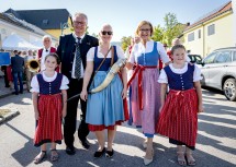 Landeshauptfrau Johanna Mikl-Leitner und Bürgermeister Christoph Kainz freuen sich, dass der Pfaffstättner Großheurige nach zwei Jahren endlich wieder „ausg´steckt is“.