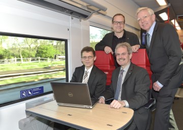 Bei der Cityjet-Fahrt von Wolkersdorf nach Wien: Roman Luftensteiner, Pendler aus Wolkersdorf, Verkehrs-Landesrat Mag. Karl Wilfing, ÖBB-Regionalmanager Michael Elsner (stehend hinten links) und Franz Proksch, Siemens-Direktor für Niederösterreich. (v.l.n.r.)