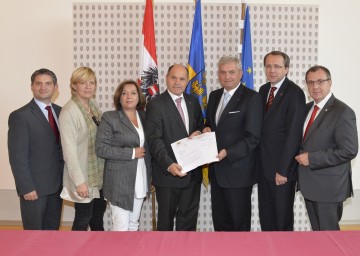 Präsentierten die Ergebnisse zum Kommunalgipfel: Landesrat Ing. Maurice Androsch, Landesrätin Mag. Barbara Schwarz, die Landeshauptmann-Stellvertreter Mag. Karin Renner und Mag. Wolfgang Sobotka, der Präsident des NÖVP-Gemeindevertreterverbandes Mag. Alfred Riedl, Bürgermeister Mag. Matthias Stadler und der Präsident des SPNÖ-Gemeindevertreterverbandes Rupert Dworak (v.l.n.r.)