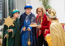 Landeshauptfrau Johanna Mikl-Leitner feierte gemeinsam mit den Heiligen Drei Königen aus Wieselburg das 70-Jahr Jubiläum der Sternsingeraktion.