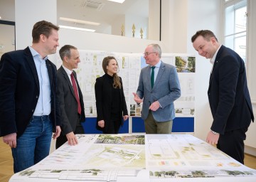Mit Baumschlager Eberle / Carpus + Partner AG (vertreten durch Architektin Julia Wildfeuer) stellte Pernkopf nun gemeinsam mit Georg Schneider (Managing Director des ISTA) und Christoph Reiter-Havlicek (Leiter Gebäude- und Liegenschaftsmanagement des Landes NÖ) die Generalplaner für das achte Laborgebäude (LAB8) am ISTA vor. 