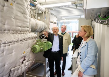 Neuartige Forschungsinfrastruktur in Betrieb gegangen. Im Bild von links nach rechts: Technikumsleiter Markus Schwarz, LH-Stellvertreter Stephan Pernkopf und Landeshauptfrau Johanna Mikl-Leitner