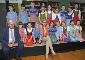 Landeshauptfrau Johanna Mikl-Leitner und Bildungsdirektor Johann Heuras im Kreis der Kinder der Volksschule Gablitz bei der Überreichung der Gütesiegel „Lese.Kultur.Schule“ in der NÖ Landesbibliothek in St. Pölten.