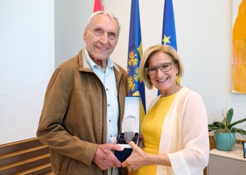 Walter Mayr erhielt aus den Händen von Landeshauptfrau Johanna Mikl-Leitner den „Gläsernen Leopold“.