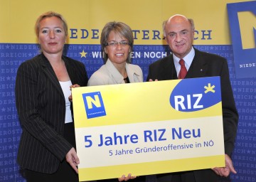 5 Jahre Gründeragentur RIZ: Geschäftsführerin Mag. Petra Patzelt, Landesrätin Dr. Petra Bohuslav, Landeshauptmann Dr. Erwin Pröll (v. l. n. r.)