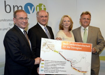 ASFINAG-Vorstandsdirektor DI Alois Schedl, Niederösterreichs Landeshauptmann Dr. Erwin Pröll, Verkehrsministerin Doris Bures und Burgenlands Landeshauptmann Hans Niessl (v.l.n.r.) präsentierten ein Verkehrssicherheitspaket inklusive dreispurigem Ausbau für die A4 Ostautobahn.