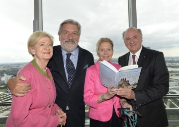 Buchpräsentation im Donauturm: Prof. Dr. Brigitte Sinhuber-Harenberg, Verlagsleiterin des Amalthea Verlages, Prof. Gerhard Tötschinger, Christiane Hörbiger und Landeshauptmann Dr. Erwin Pröll (v. l. n. r.)