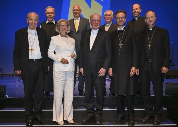 Kardinal Christoph Schönborn, Bischofsvikar Pater Petrus Hübner, Landeshauptfrau Johanna Mikl-Leitner, Professor Wolfgang Mazal, Diözesanbischof Alois Schwarz, Weihbischof Anton Leichtfried, Superintendent Lars Müller-Marienburg, Generalvikar Christoph Weiss und Weihbischof Stephan Turnovszky nahmen im Festspielhaus St. Pölten an einer Feierstunde für Pfarrgemeinderäte teil (v.l.n.r.)