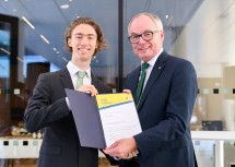 LH-Stv. Stephan Pernkopf mit Konrad Klier aus Klosterneuburg, der sich auf sein Studium an der ETH Zürich freut.