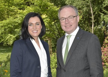 Nachhaltigkeitsministerin Elisabeth Köstinger gratuliert Niederösterreichs LH-Stellvertreter Pernkopf zur Wiederwahl als Vorsitzender der Österreichischen Wasserwirtschafts-Kommission. (v.l.n.r.)